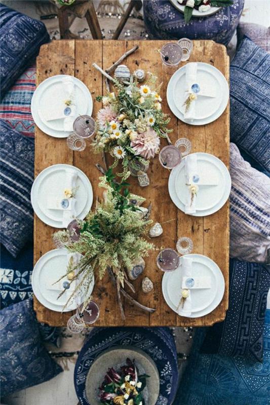 picknick-bord-trä-soffbord-dekoration-blommor-på-bordet