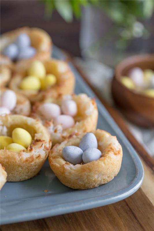 lätt att göra påskbo recept, söt liten citron och vaniljbo fyllt med små chokladgodisar i form av påskägg