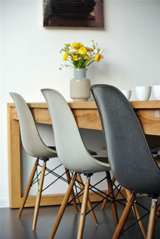 drevený jedálenský stôl so šedými stoličkami