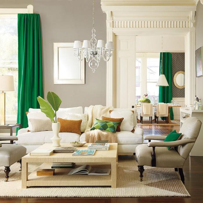 kvadrat-vardagsrum-bord-ljus-trä-dekorativa-vita-och-beige-och-gröna-gardiner