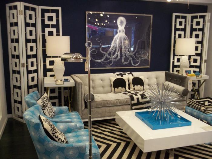 vitt-kvadrat-vardagsrum-bord-vackra-blå-fåtöljer-extravagant-inredning