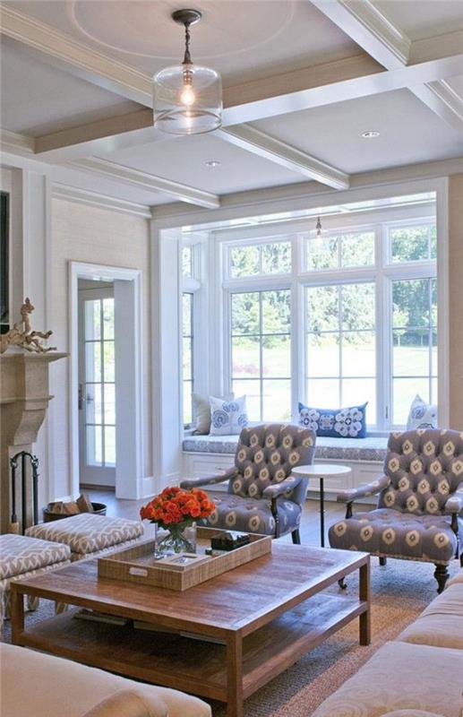 fyrkantigt-soffbord-stora-vita-fönster-vintage-grå-fåtöljer