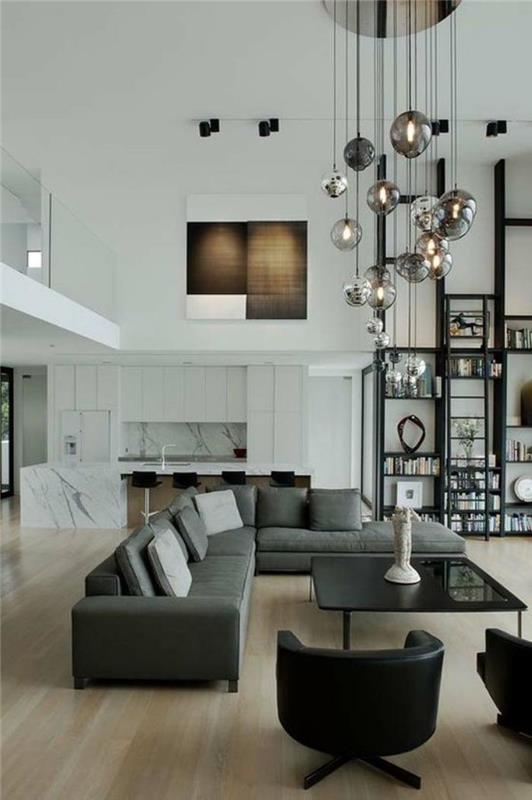 fyrkantigt-soffbord-spektakulära-hängande-lampor-i-ett-vitt-vardagsrum