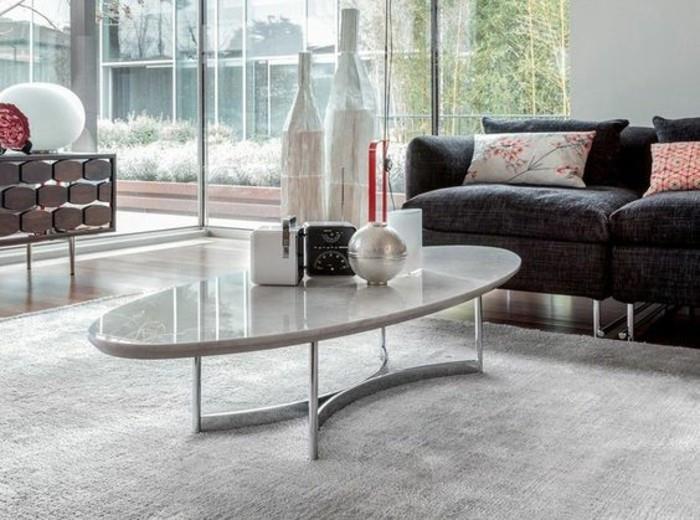 elegant-och-rymligt-oval-vardagsrum-bord-marmor-topp-vardagsrum
