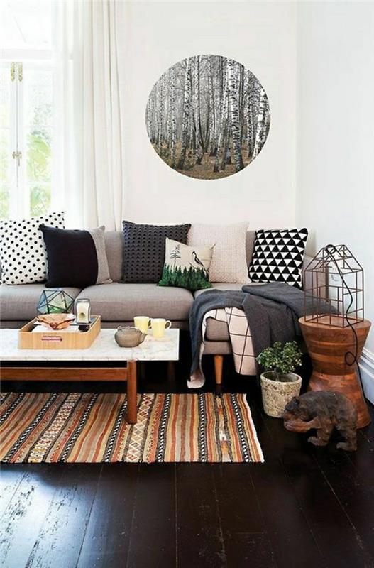 obývačka-stôl-tmavá-parkety-podlaha-na-podlahu-pekná-obývačka-s-sivou sedačkou