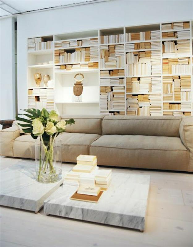 vit-marmor-golv-bord-beige-soffa-blommor-på-trä-vägg-hylla-bord