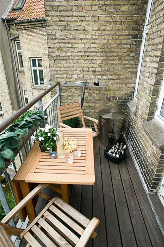 träbord-vacker-balkong-gröna-växter-mark-i-golv-terrass-med-vacker-utsikt