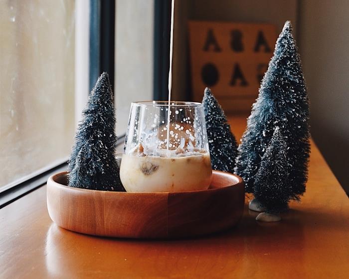 mysig julstämning med mjölkdryck och mini konstgjorda julgransfigurer, PC -tapeter till jul