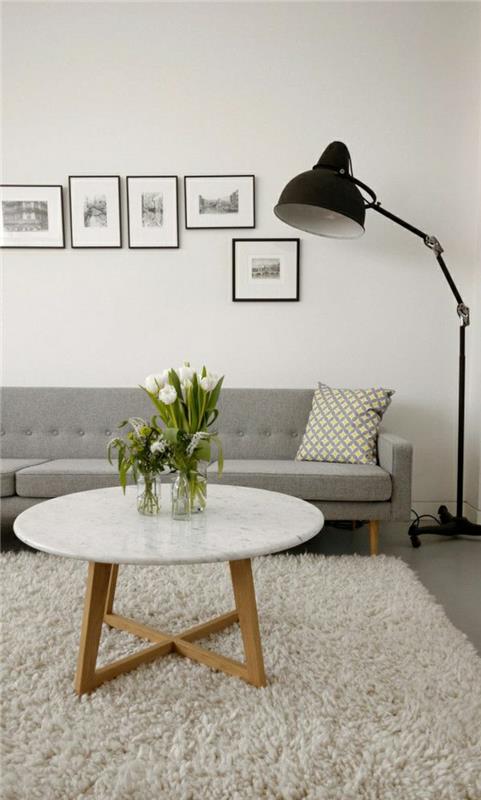 vit-marmor-bord-vardagsrum-bord-blommor-vägg-med-väggmålningar-vit-svart-vit-matta