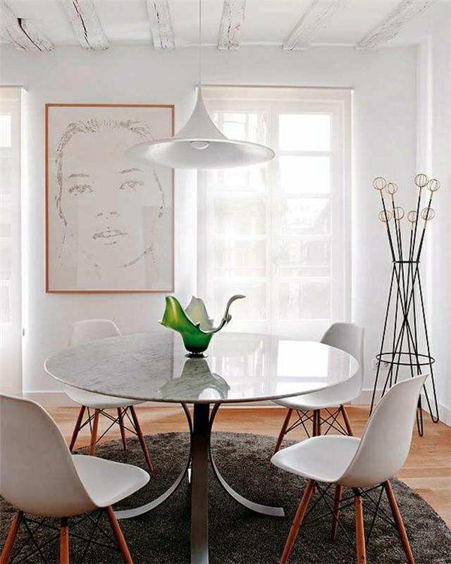 vit-marmor-bord-vardagsrum-bord-blommor-vägg-med-beige-matta-väggmålningar