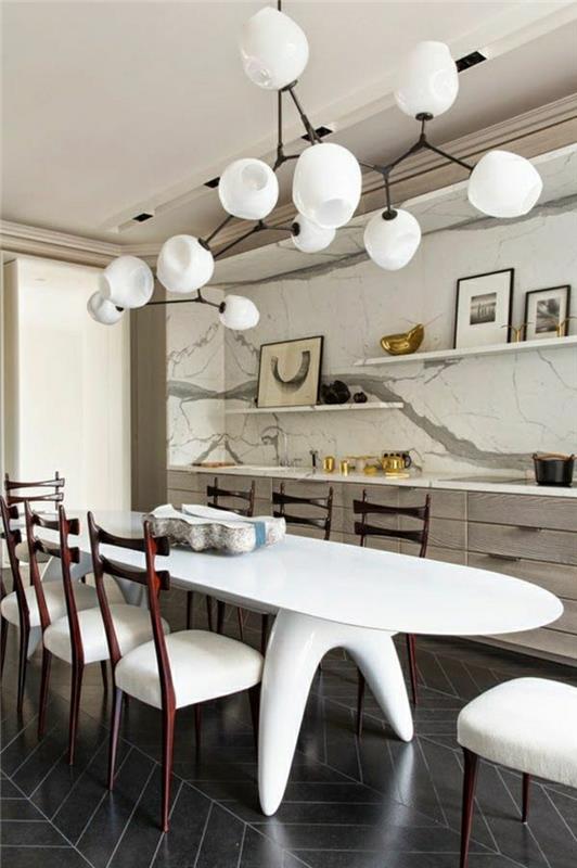 marmor-bord-svart-parkett-vit-stol-vit-tak-vit-ljuskrona-svart-golv