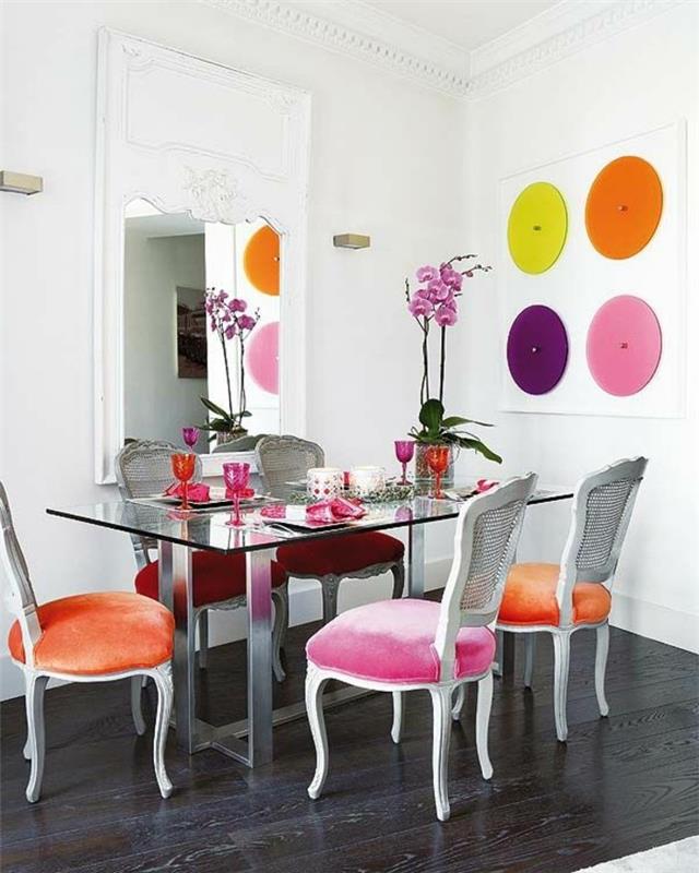 sklenený stôl-čierna-parkety-podlaha-stena-dekorácia-a-čierna-drevená-podlaha-sklenený stôl