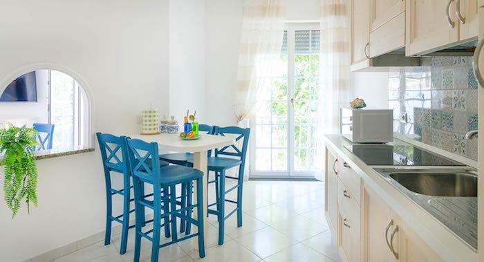 Modré stoličky a biely stôl ako v Grécku kombinujú farby v kuchyni, najkrajších kuchyniach
