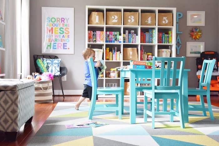 طاولة وكراسي جاهزة للرف مع اللعب في السجادة الهندسية ألوان جميلة فكرة الديكور خزانة غرفة اللعب لعبة البساطة