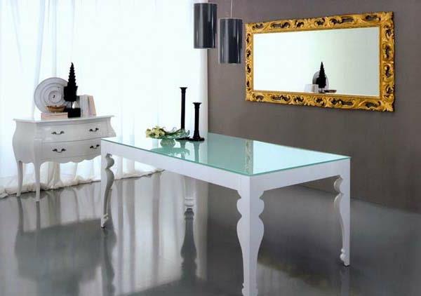 طاولة مطلية باللون الأبيض ومرآة بإطار ذهبي