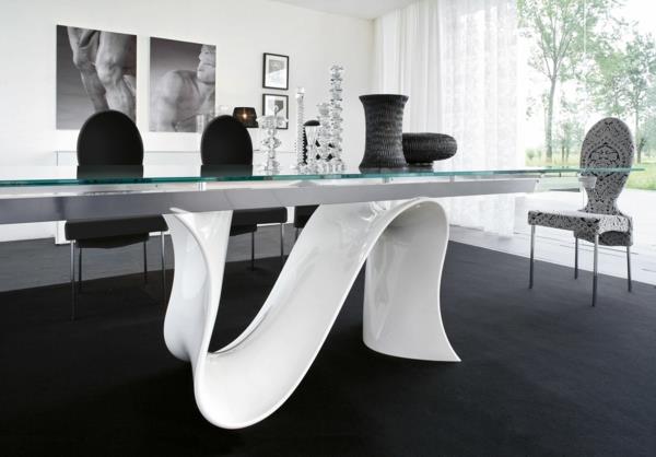 طاولة - مطلية - بيضاء - سجادة - سوداء