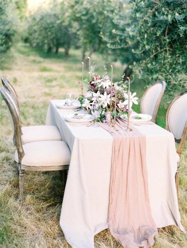 Bord utanför bröllop i fältet godisbar land, rustikt bröllopstema chic vilken dekoration