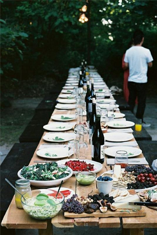 picknick-trä-bord-uppsättning-av-bord-gröna-träd-trä-bord-träd-i-trädgården