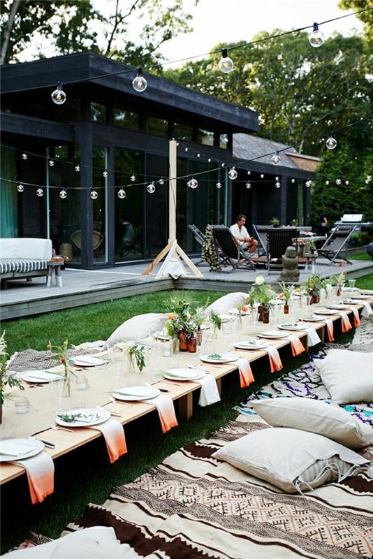 picknick-bord-gräsmatta-grönt-soffbord-dekrativ-kuddar-trä-soffbord