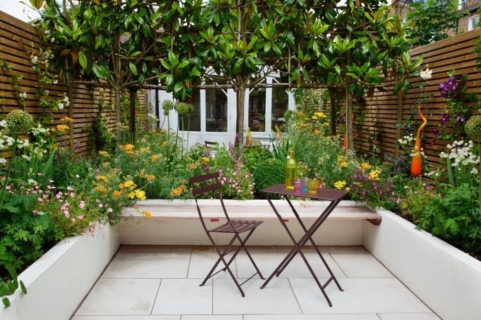 vonkajší dizajn pre malý priestor, záhradná dekorácia s rastlinami a plot z tmavého dreva, skladací záhradný nábytok