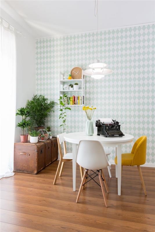 model horčicového kresla pre malú jedáleň, výzdobu miestnosti s bielym stropom a parketami z tmavého dreva s bielymi a mätovo zelenými tapetami