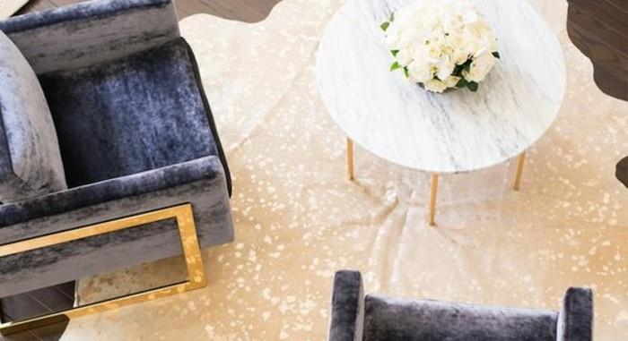 rund-marmor-bord-för-ett-stort-vardagsrum