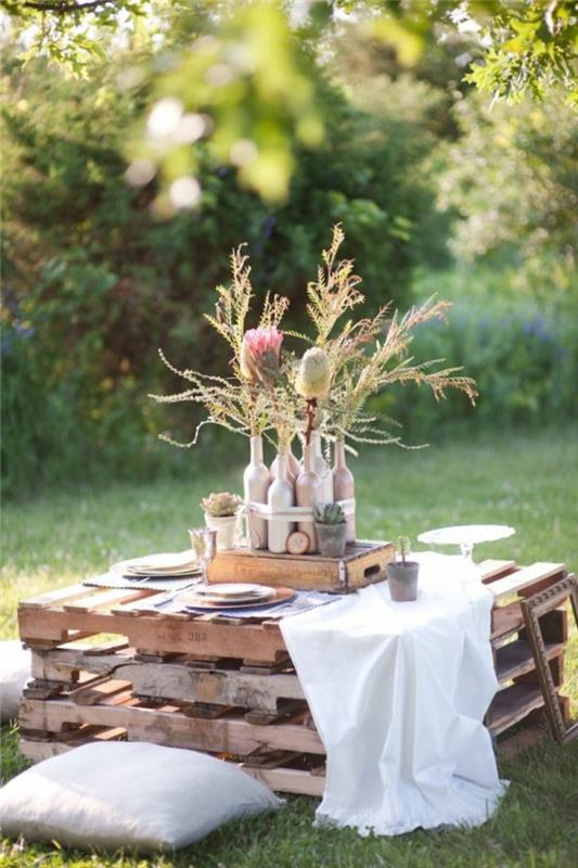 rustik-stil-trädgård-bord-rustik-grön-gräsmatta