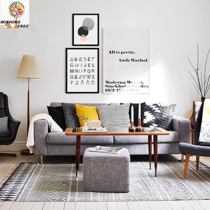 Vardagsrum med bekväm soffa, gul kudde, gör ett original visualiseringsbord på väggen direkt med personlig fotoramar idé
