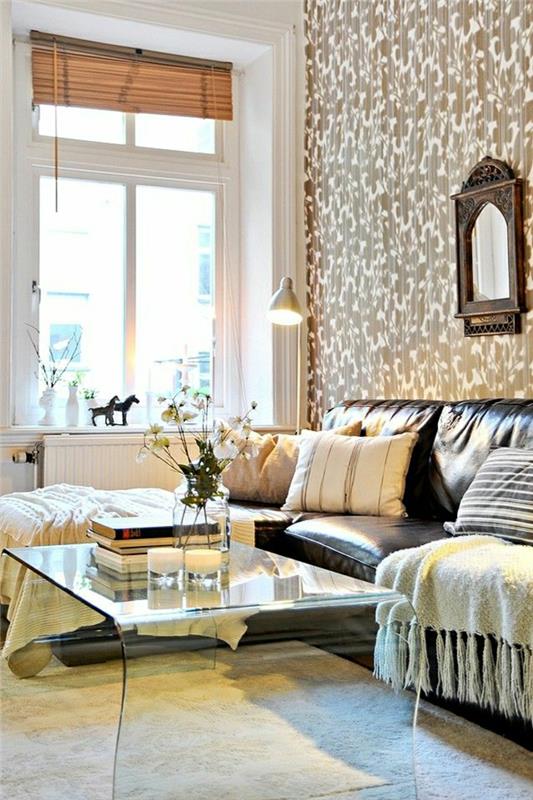 transparentný-stolný-kožený-gauč-hnedý-kvetinový-sedací-obývací-priestor-sklenený-stôl-biely-koberec