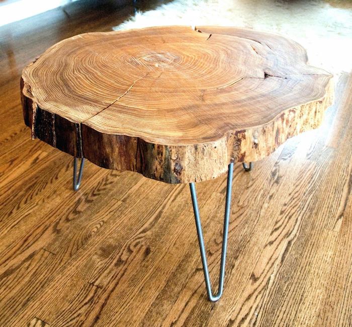 طاولة قهوة خشبية طبيعية وريفية على قاعدة معدنية لتزيين غرفة المعيشة