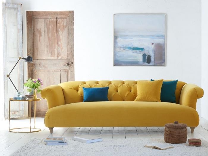 senap färg vardagsrum soffa modell, retro chic inredning med gamla trägolv och moderna möbler
