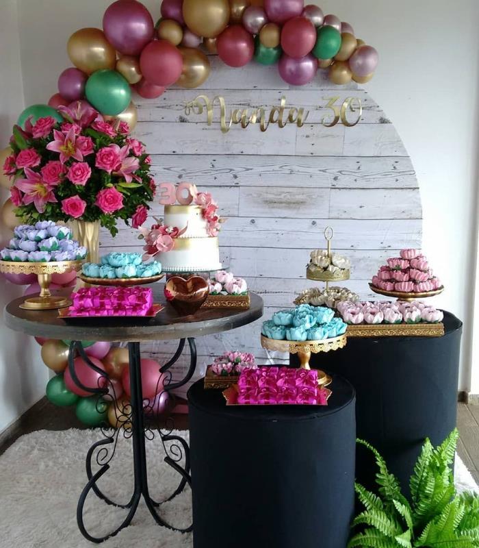 30 års dekoration i flashiga färger, idé till en kvinnas födelsedagshörn med en dekoration av snygga ballonger och färska blommor
