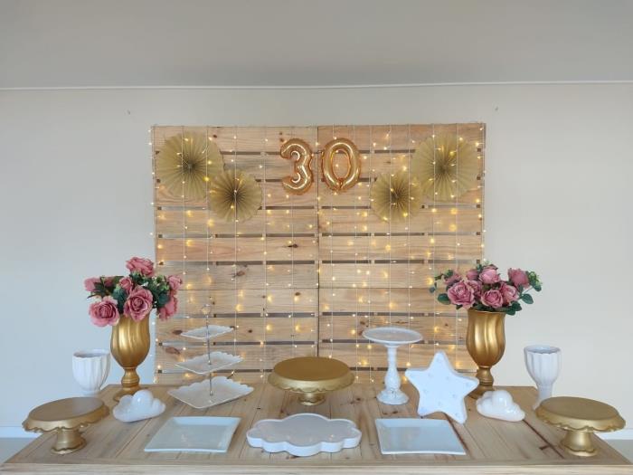 exempel på festlig dekoration för en 30 -årskvinna med låg budget med träskiva och DIY pappersfläkt