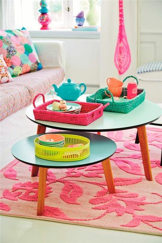 häckande-soffbord-i-färgade-trä-rosa-matta-vardagsrum-rosa-accent-möbler
