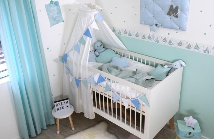 dvojfarebný dizajn v bielej a pastelovo modrej farbe v detskej izbe s posteľou z bielej a tmavej laminátovej drevenej podlahy