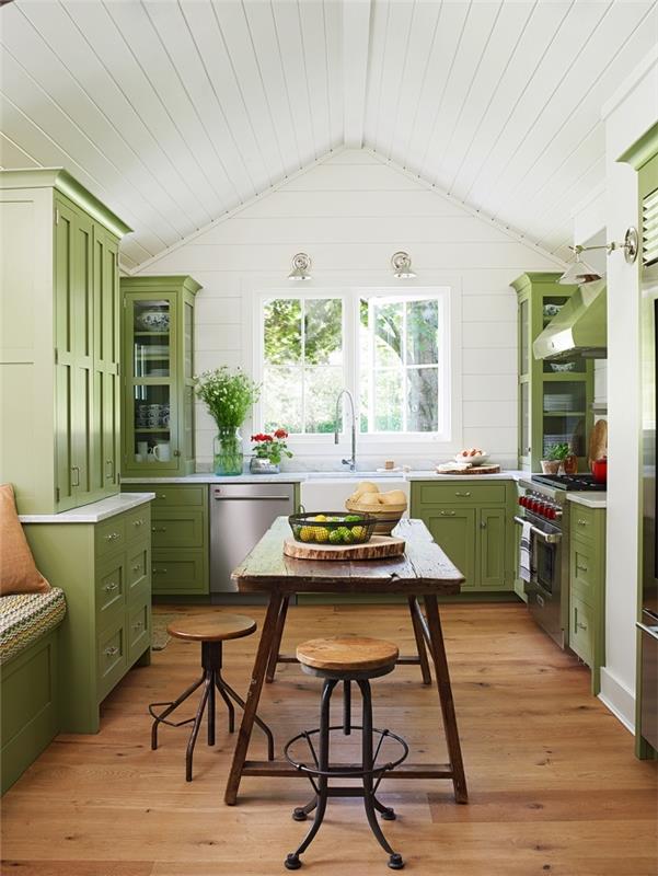 فكرة تكميلية باللون الأخضر للمطبخ الأبيض ، نموذج مطبخ بجدران بيضاء وأرضيات خشبية مع أثاث أخضر
