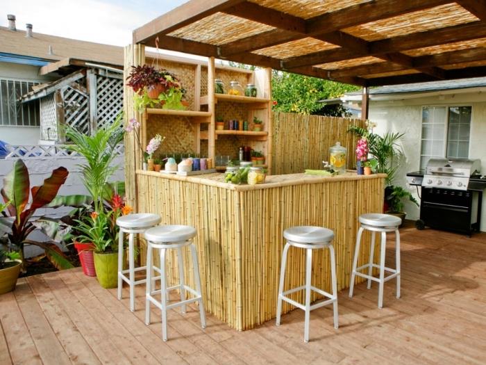 malá kuchyňa v záhrade s bambusovým ostrovom a policami na nástenné úložné priestory, model kuchyne so strieškou