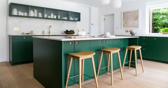 تصميم داخلي حديث في مطبخ على شكل حرف L مع جزيرة ، وديكور مطبخ أبيض مع أثاث أخضر