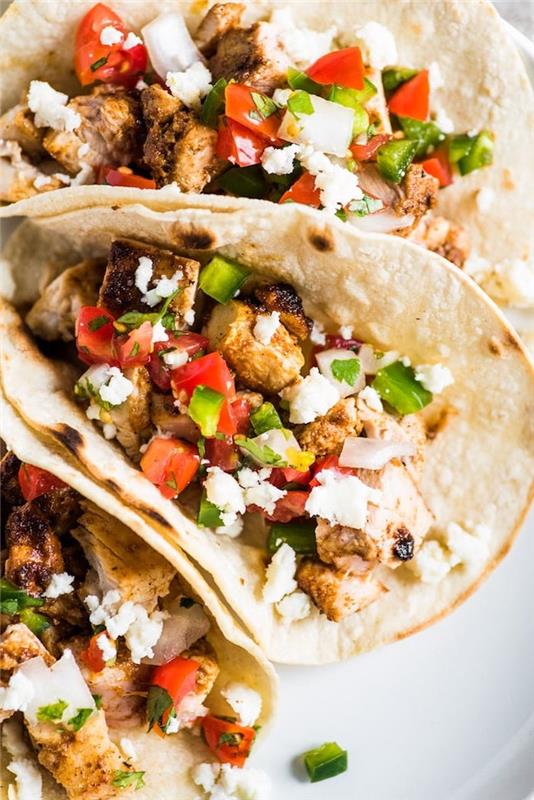 Tacos con formaggio di feta, tortillas con carne, piatto con cibo messicano