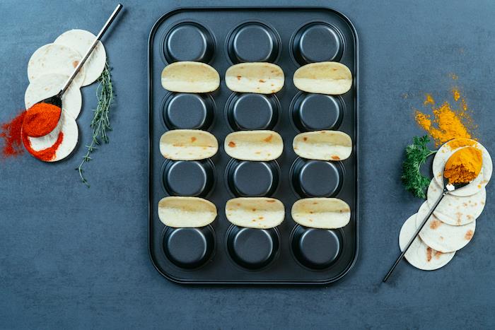 Muffin Teglia da rovesciata, cucchiaio con pepe rosso, ripieno tortillas