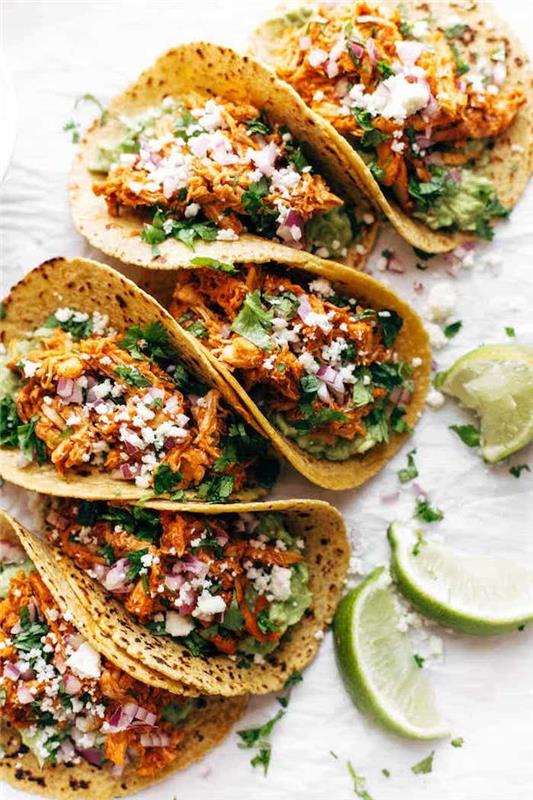 Tacos con formaggio feta, limetkový fettín, tortilly s guacamole