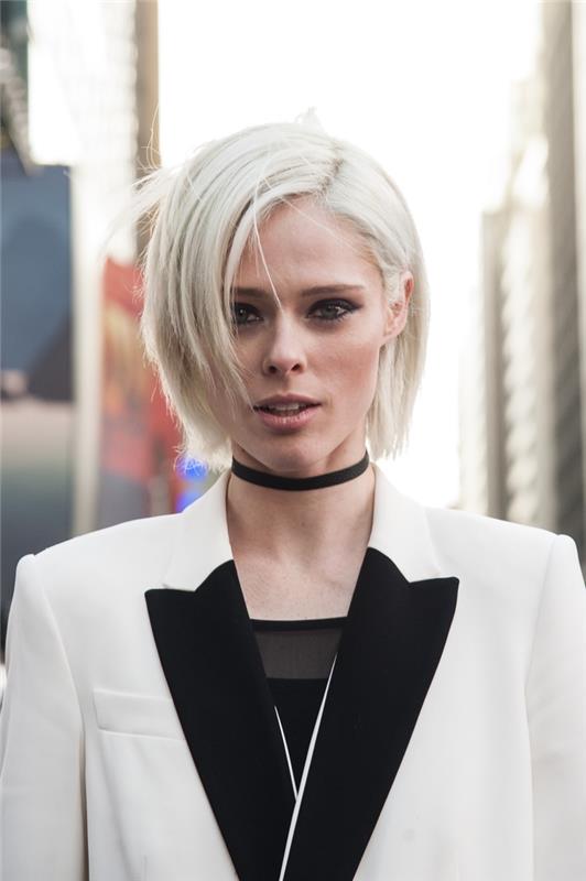 Capelli caschetto di Colore biondo platino، acconciatura con riga laterale e leggere scalature