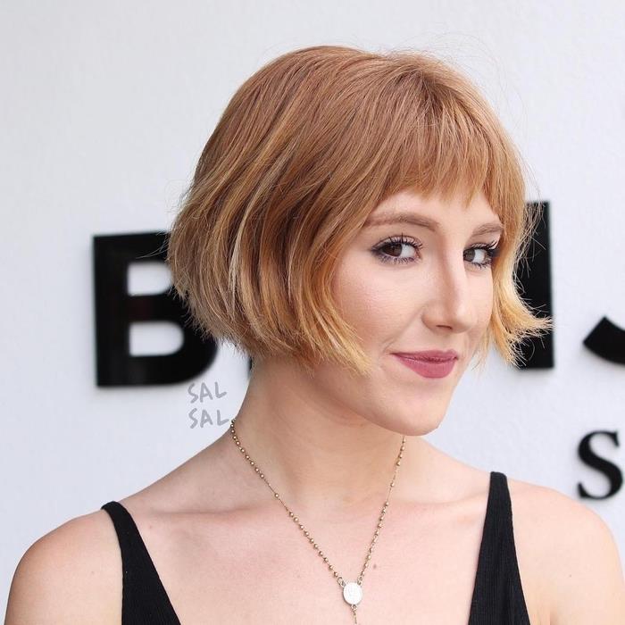 Capelli medio corti di Colore biondo fragola، taglio a caschetto con frangia asimmetrica