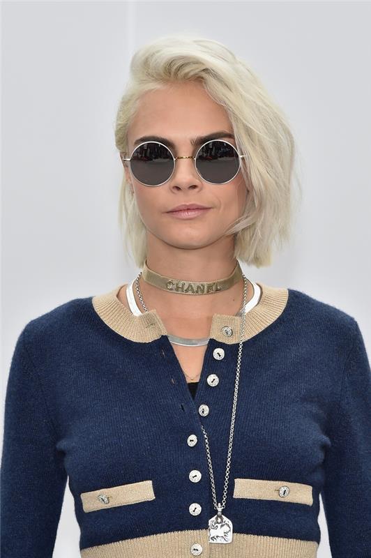 Capelli medio corti di Cara Delevingne، acconciatura effetto Mosso con riga laterale