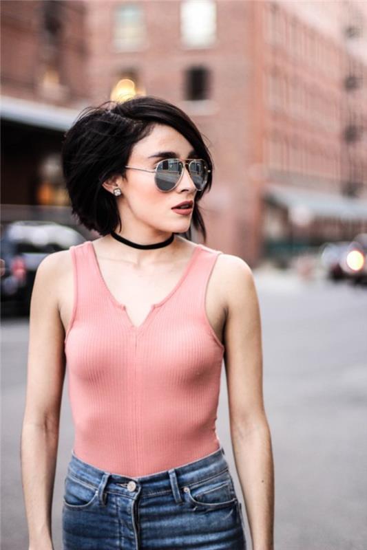 Capelli caschetto di colore nero e riga laterale، acconciatura con size all radici