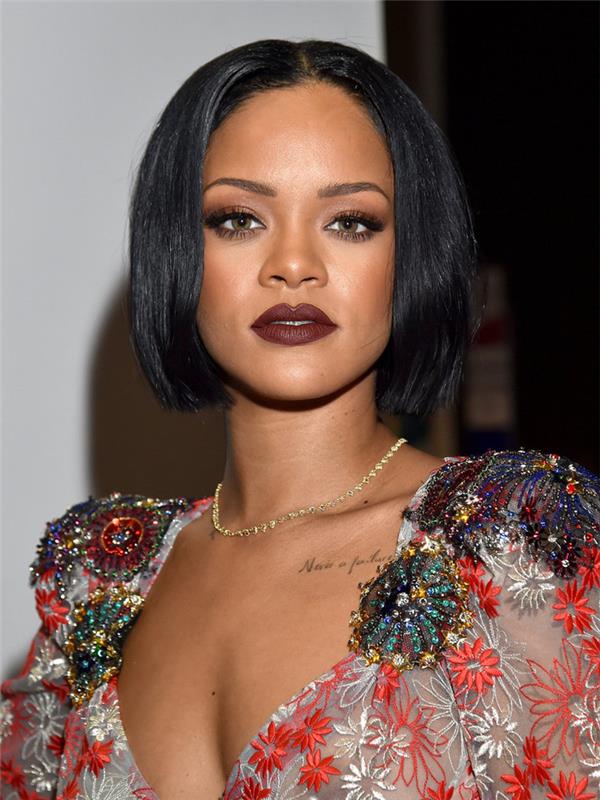 ريهانا Capelli caschetto della cantante Rihanna، acconciatura con riga centrale e lunghezze pari