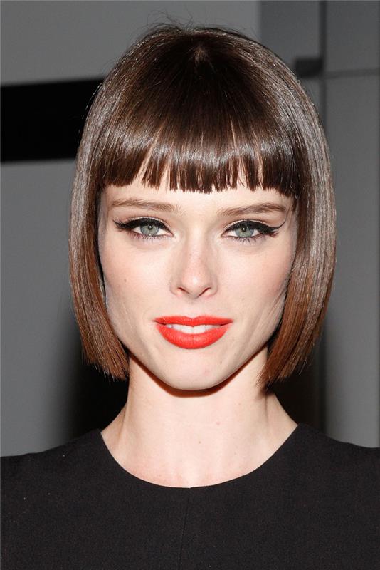 فكرة لكل un'acconciatura e Capelli caschetto con frangia، pettinatura Capelli castani lisci
