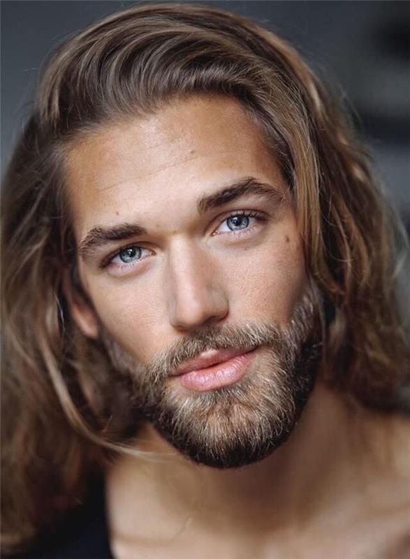 Långt hår och kort skägg blond viking hipster man