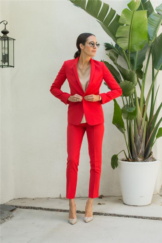 en kvinnas smoking som kombinerar rött och naken för en vision som är både feminin och professionell