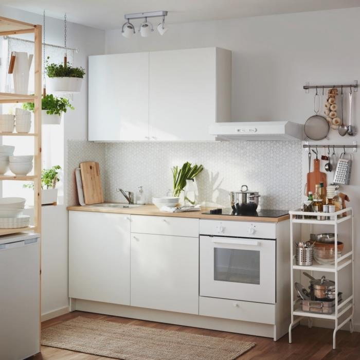 aké farby v malej kuchyni, model kuchyne s bielym nábytkom a drevenou pracovnou doskou